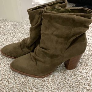Never worn womens qupid boots size 8.5